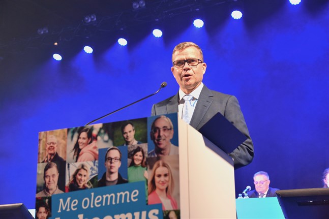 Samlingspartiet, med ordförande Petteri Orpo i spetsen, är nu landets populäraste parti, visar Helsingin Sanomats mätning. Arkivbild.