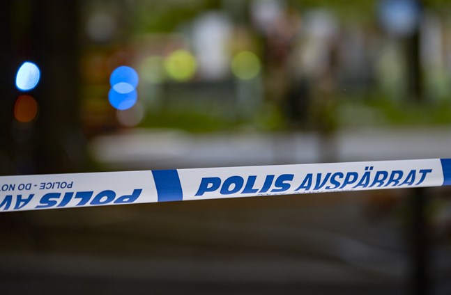 Polisen har spärrat av platsen där kvinnan hittades. Arkivbild.