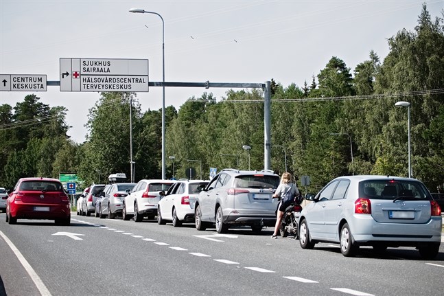 Vid 13-tiden ringlade bilkön långt ut mot rondellen på den tätt trafikerade Kållbyvägen.