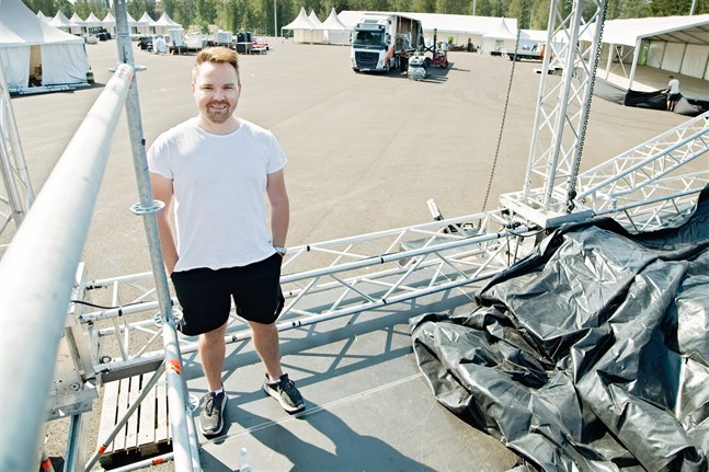 Promotorn Tommi Mäki på Karleby vinfests stora sen. Här ska rockbandet Europe och andra band spela på fredag och lördag.