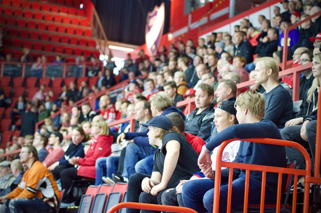 Ingen vet exakt vilket pandemiläget är på hösten och vilka restriktioner som då gäller. Men nu höjs fler röster för att Finland ska ta i bruk ett nationellt coronapass som ger bland annat fullt vaccinerade personer tillträde till publika evenemang.