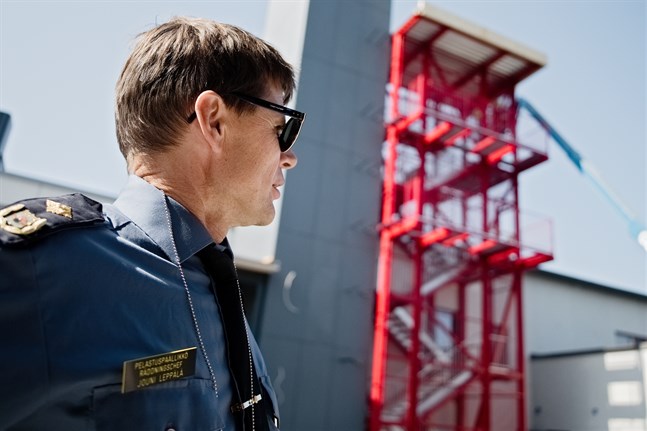 Räddningschef Jouni Leppälä ser fram emot flytten till den nya brandstationen. Stationen torde kunna stå klar redan i oktober men sedan tar det sin tid att få allt på plats.