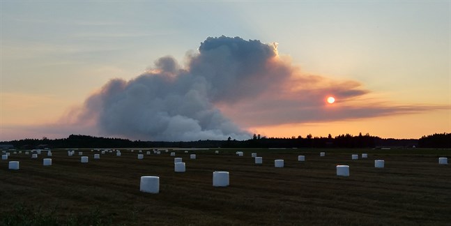 En färsk bild från branden i Kalajoki visar att rökutvecklingen spridit sig häftigt i området. Branden fick ny fart vid 17-tiden på onsdagen.