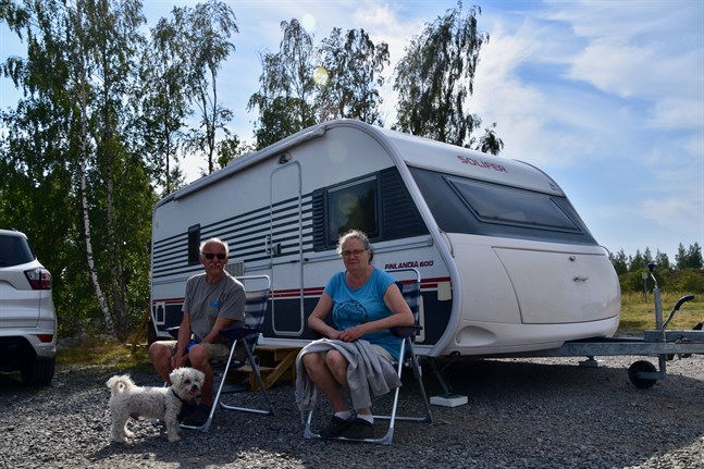 Kerstin och Rune Stenmark, med hunden Gimli, kommer från Lillby i Pedersöre. De har parkerat sin husvagn Klobbskat. Här är det lättare än hemma att ta det lugnt och sätta sig ner, säger de.