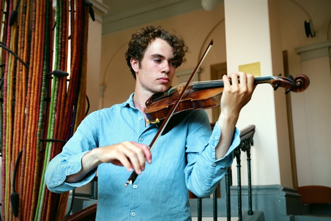 Albert Sahlström spelar på en violin som är lånad från Finlandssvenska instrumentfonden. Violinen tillverkades av Georges Chanot på 1840-talet.