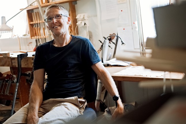 Leif Kronqvist har byggt närmare 60 fioler i sin lilla verkstad.