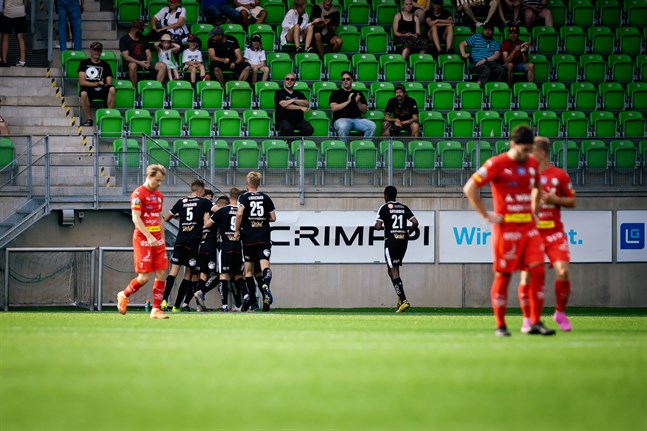 VPS-jubel och deppiga Jarospelare. Det var resultatet när lagen möttes i Vasa i slutet av juli. När lagen möts nästa gång kan VPS spela för en liga- eller kvalplats.
Photo: Samppa Toivonen / APOLLO PHOTO