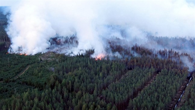 Det svenska varningsmeddelandet om markbranden i Kalajoki uppmanade allmänheten att "flytta runt i området".