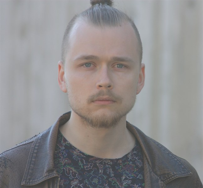 Kalle Halmén håller i trådarna på den tvåspråkiga barnkonserten.