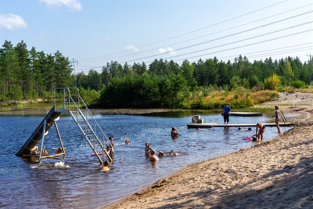 Simskolorna som arrangeras av Folkhälsan i Esse flyttar undantagsvis till badstranden vid Vilttorpet i Bennäs.