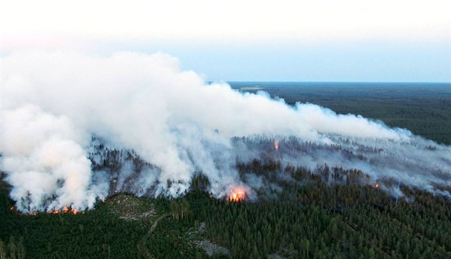 Släckningsarbetet av markbranden i Kalajoki har pågått sedan måndagen.