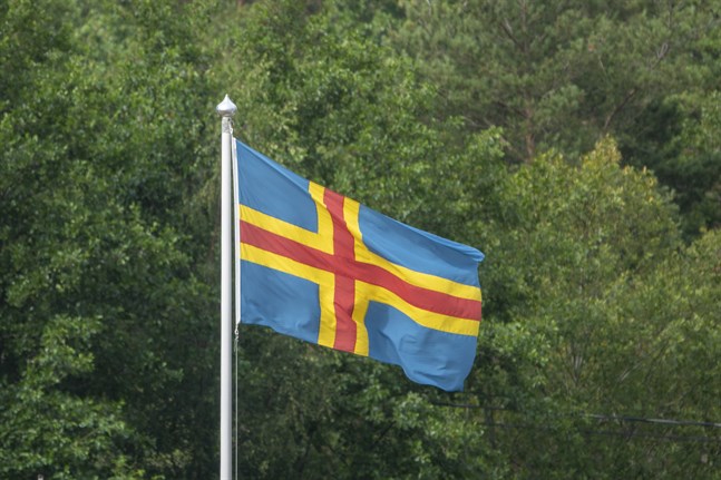 Restaurangerna ska sluta servera alkohol vid midnatt. Dessutom återinförs rekommendationen att bära munskydd i offentliga lokaler.