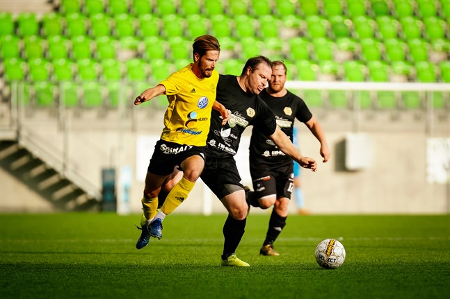 FC Kiistos Amadeus Ekman glider förbi Sääropotkus Lawrence Smith.