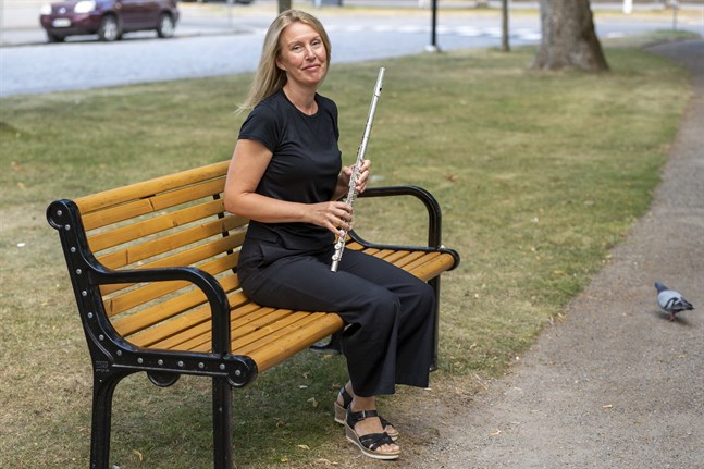 Flöjtisten Sara Hammarström uppträder på flera festspelskonserter bland annat i Trefaldighetskyrkan i kväll och i Replot kyrka på lördag.