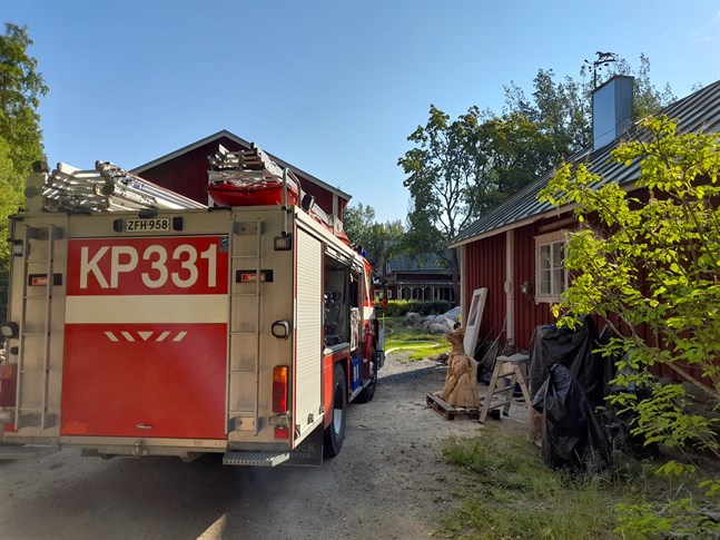 Lite för nio på torsdagsmorgonen kom ett larm om en brand på Klockarvägen i Nedervetil.