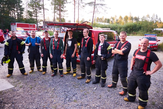 Tobias Forsman, Josua Forsblom, Oskar Eklund, Tom Södö, Ivar Björkell, Samuel Södö, Mårten Kung, Matteus Forsblom och Mikael Pettersson är ute och arbetar med lågorna under natten.