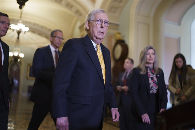 Senatens minoritetsledare, republikanen Mitch McConnell, har efter tuffa förhandlingar med Demokraterna gått med på ett infrastrukturpaket värt 1 200 miljarder dollar.