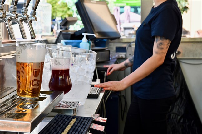 Snart gäller skärpta restaurangrestriktioner i totalt tio landskap. Men begränsningarna i antalet kundplatser gäller inte uteserveringar.