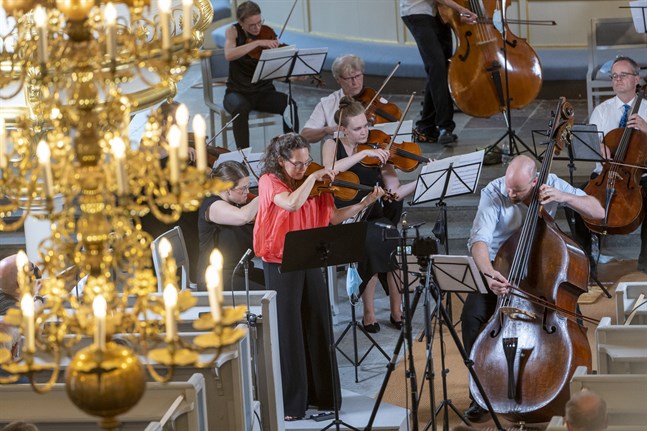Violinisten Malin Broman, och den eminenta basisten Rick Stotijn, ställdes mot varandra i spännande och humoristiska dialoger i Piazzollas eldiga argentinska tangorytmer.