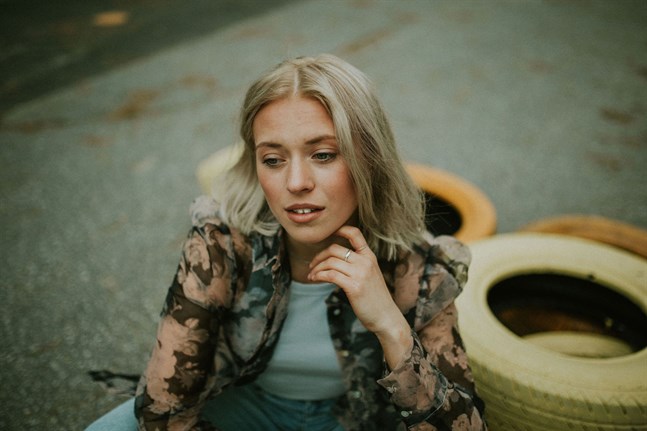 Alva Nygård, som ger ut musik under artistnamnet Alva Elle, är aktuell med singeln "I miss".