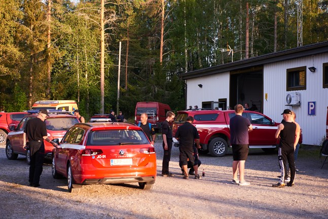 Brandmän från olika orter deltar i släckningsarbetet i Kalajoki. Här gör sig ett gäng redo för nattskiftet på torsdagskvällen.