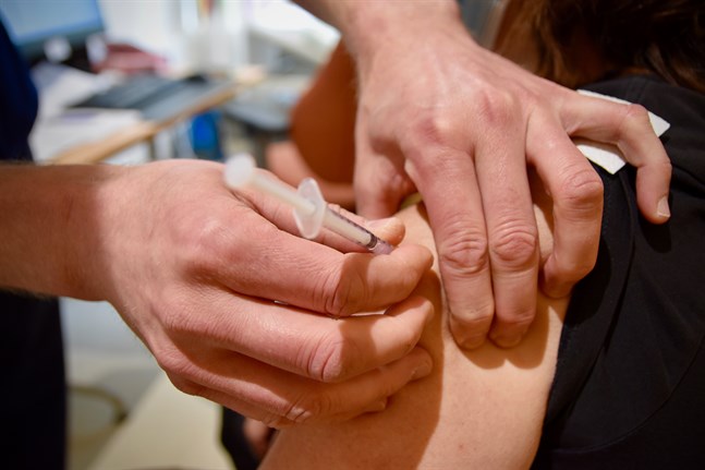Nästan en tredjedel av befolkningen har nu fått två doser coronavaccin.