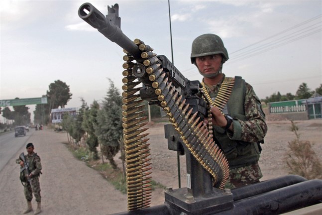 En afghansk regeringssoldat på bevakningsuppdrag i Herat. Arkivbild.