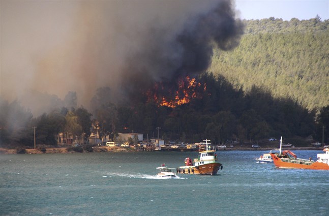 En brand rasar i den turkiska staden Bodrum, där ett hotell har evakuerats. Det är bara en i raden av bränder som har brutit ut längs med Turkiets sydkust.