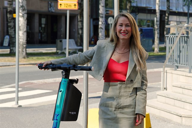Snart kommer elsparkcyklarna ut på stadens gator igen, säger initiativtagaren Sari Somppi. Arkivbild.