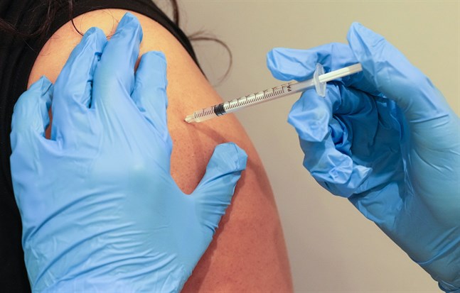 En kvinna får en dos vaccin mot covid-19 i Paris. Arkivbild.