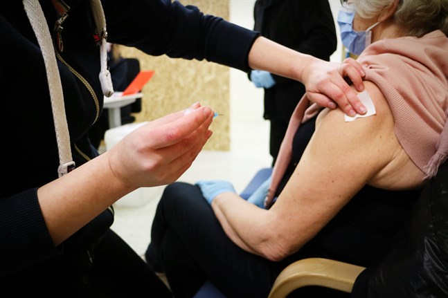Vaccin mot coronaviruset ger bra skydd. Vaccinerade kan föra smittan vidare och själva bli sjuka men det är mycket ovanligt, säger Mia Kontio, sakkunnig på Institutet för hälsa och välfärd.