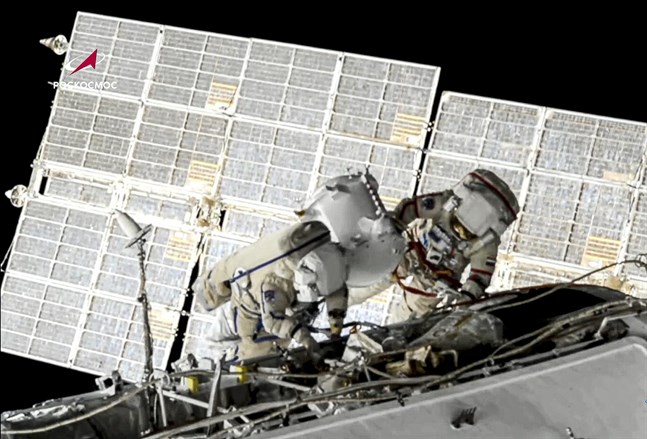 De ryska kosmonatuerna Oleg Novitskij och Piotr Dubrov genomför en rymdpromenad på rymdstationen ISS den 2 juni.