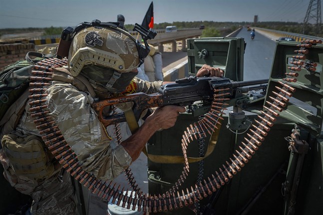 En afghansk regeringssoldat bevakar FN-kontoret i Herat på lördagen.