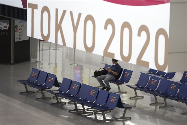 En man i munskydd på flygplatsen Narita, öster om Tokyo. Den japanska huvudstaden registrerar rekordmånga covidfall, samtidigt som den står värd för OS. Arkivbild.