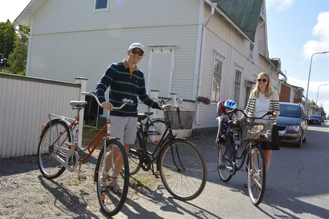 Dagens loppisfynd blev en cykel för Christian och Alexandra Lärka. Även deras son Lars, på mammas pakethållare, fick några loppisfynd.