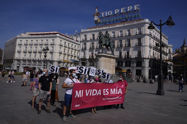 Demonstration till stöd för förslaget att legalisera aktiv dödshjälp i Madrid i juni.