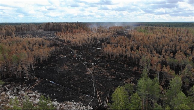Den förödande branden lämnar tydliga spår efter sig.