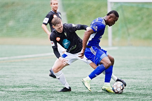 Emmanuel Igboeri var som vanligt ett ständigt gissel för JBK:s försvar.
