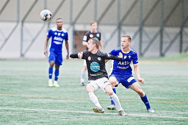 Roni Björkskog gjorde JBK:s mål. Här spelade han sin första seriematch från start mot Viktor Villförs VIFK den 2 augusti.