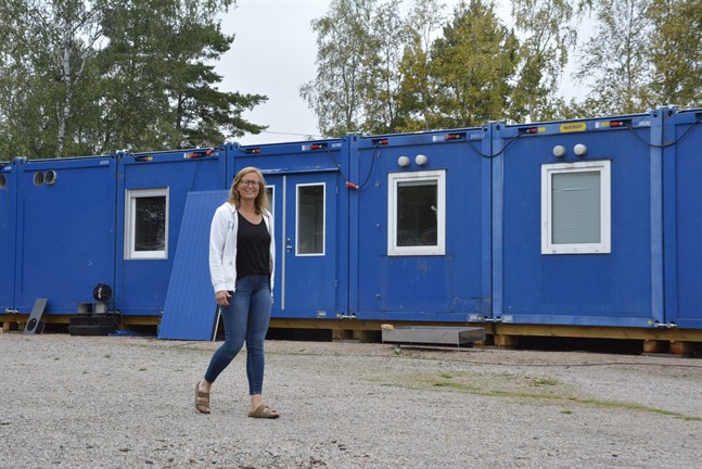 Kommande läsår får elever och personal vid Pjelax skola slippa den värsta trångboddheten när barackerna är på plats. Skolans rektor Mona-Lisa Göthelid är nöjd med den tillfälliga lösningen.
