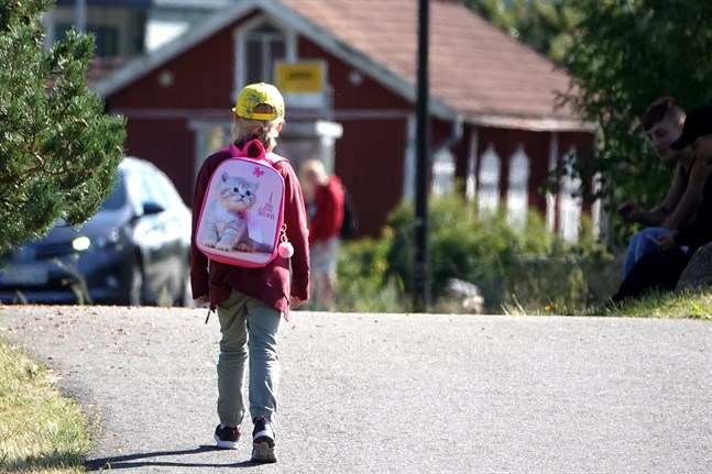 För att nå alla undervisningsmål behöver barnen få ta del av undervisningen på plats i skolorna, anser barnombudsmannen.
