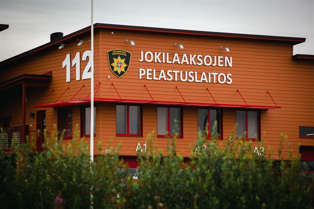 Räddningsverket Jokilaaksojen pelastuslaitos leder släckningsarbetet i Kalajoki, men har under den senaste veckan fått förstärkning från alla räddningsverk i Finland.