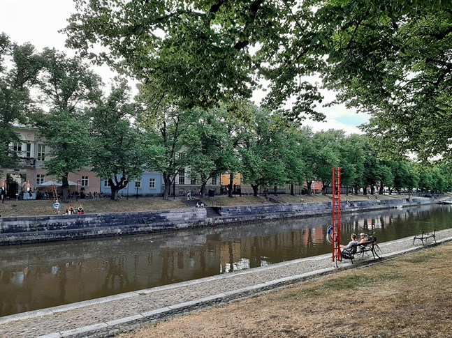 Aura ås stränder i Åbo är en av platserna där coronaviruset sprids bland unga, säger överläkare Esa Rintala vid ÅUCS.
