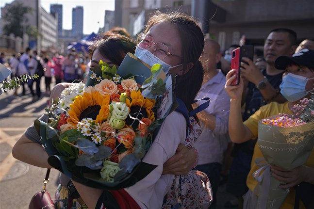 En student i Kina får blommor efter att ha skrivit klart det nationella inträdesprovet gaokao som är avgörande för att komma in på universitetsutbildning – ett prov som många i Kina börjar plugga till redan som barn. Arkivbild.