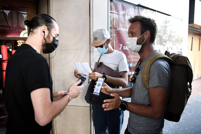 Besökare vid biografen Grand Rex Cinema i Paris blir kontrollerade före de kan gå in. Sedan den 21 juli krävs det vaccination eller ett negativt test för att gå på bio i Frankrike.