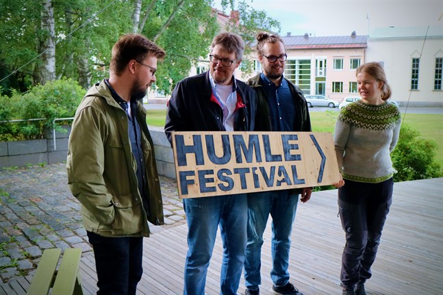 Peter Sjöblom (andra från vänster) gläds över att Sebastian Sundqvist, Hannes Sjöblom, Sara Sundqvist och andra yngre förmågor vill överta planeringen av Humlefestivalen.