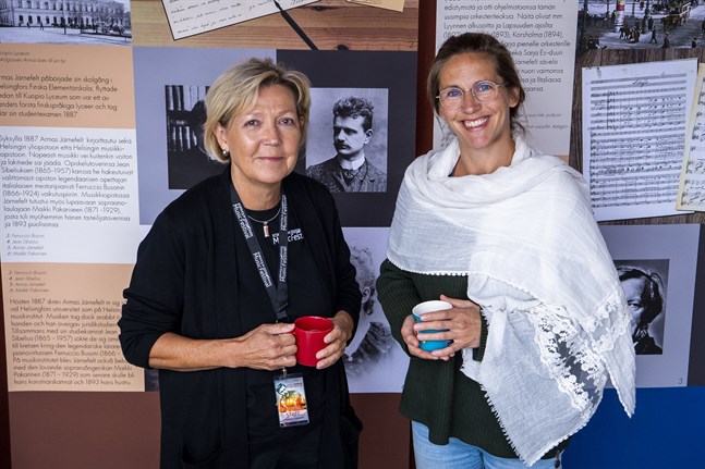 Verksamhetsledaren Monica Johnson, till vänster, och festspelens konstnärliga ledare Cecilia Zilliacus. Bilden togs på festivalen för två år sedan.
