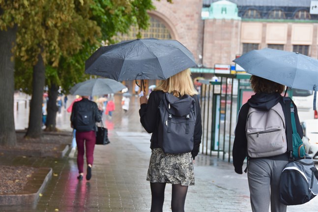 Paraplyer och regnjackor förutspås behövas under det kommande veckoslutet.