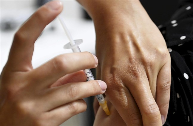 Vaccinationsgraden bland unga människor i Södra Österbotten är låg jämfört med det nationella genomsnittet. Det är en av flera orsaker till att unga i regionen nu drabbas av coronaviruset.