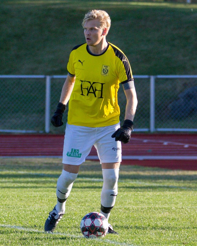 Joel Sjöblom vaktade Team NIK:s mål. Han räddade en straff, men rörde sig för tidigt, åtminstone enligt domaren.